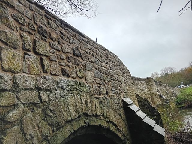 Stone arch bridge masonry